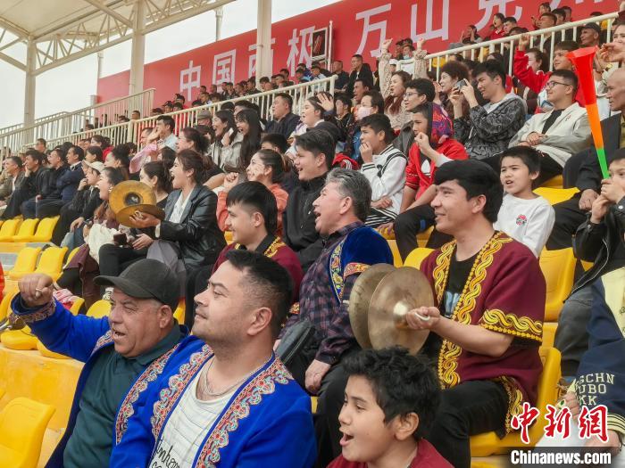 帕米尔高原的足球热潮：新疆民间赛事如何闯进